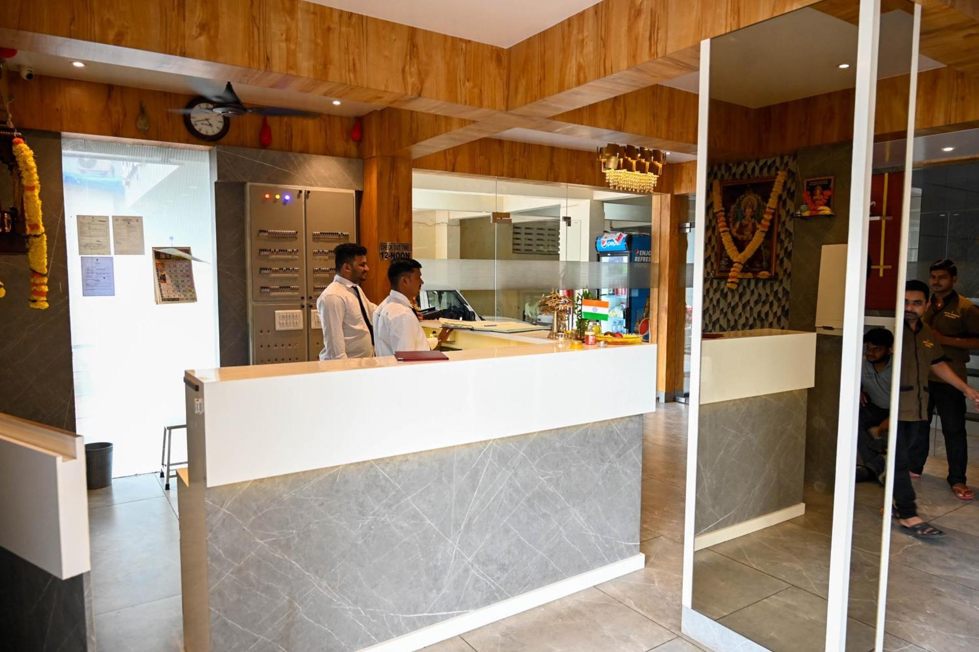 Hotel Adiraj Residency Navi Mumbai Exterior foto